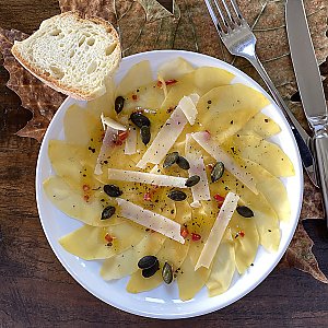 Kürbis-Carpaccio mit Champagner-Chili-Vinaigrette