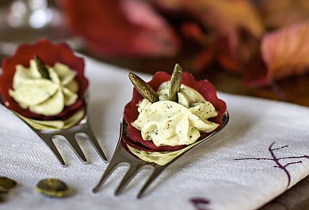 Kürbiskern-Creme auf rohem Kürbis