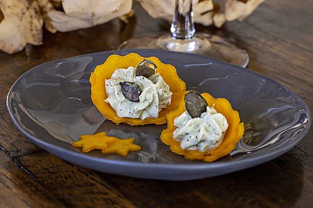 Kürbiskern-Creme auf rohem Kürbis