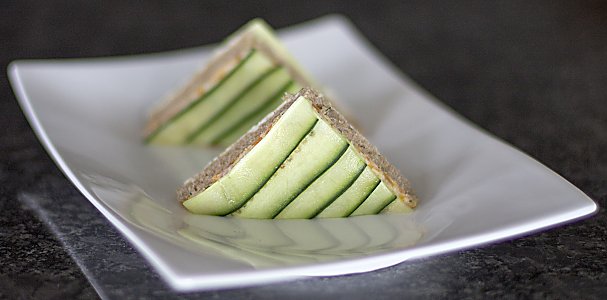 Lach-Gurken-Sandwich