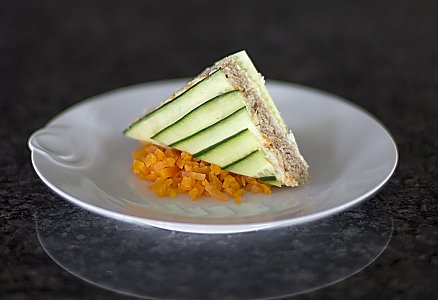 Lach-Gurken-Sandwich