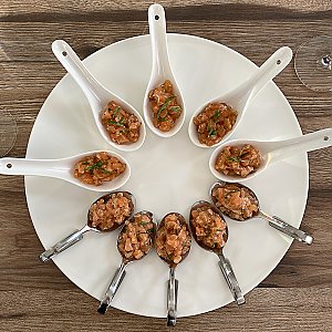 Lachstartar mit Basilikum und Zitrone auf dem Gourmetlöffel serviert