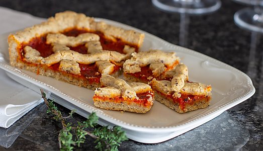 Herzhafte Linzertorte mit Haselnüssen und Paprika