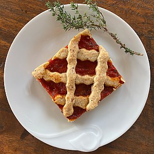 Herzhafte Linzertorte mit Haselnüssen und Paprika