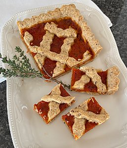 Herzhafte Linzertorte mit Haselnüssen und Paprika
