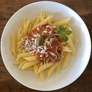 Maccaroni mit kalte Tomatensauce