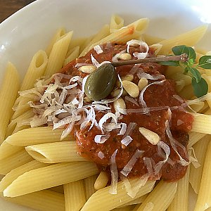 Maccaroni mit kalte Tomatensauce