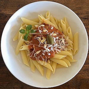 Maccaroni mit kalte Tomatensauce