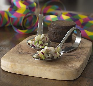 2 Löffel mit Matjestartar, Kapern und Apfel