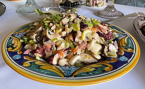 Meeresfrüchtesalat mit Stangensellerie und Zitrone
