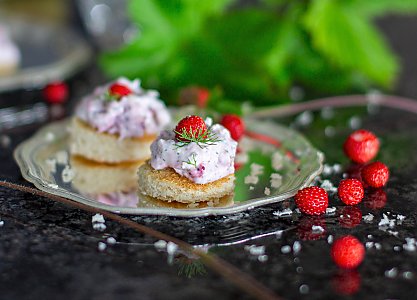 Meerrettich-Dip mit Walderdbeeren