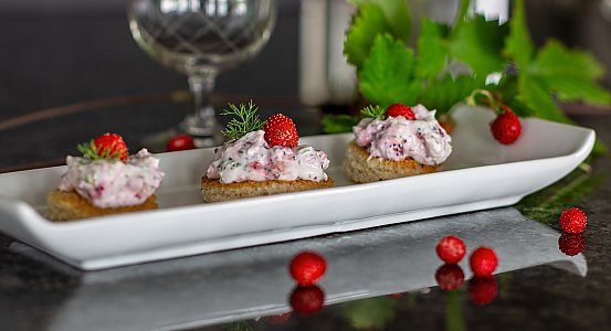 Meerrettich-Dip mit Walderdbeeren