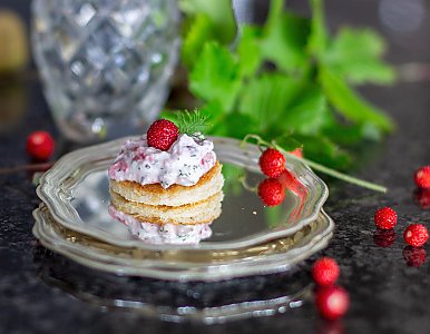 Meerrettich-Dip mit Walderdbeeren