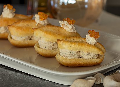 Mini-Eclair mit geräucherter Forellenmousse