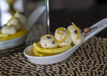 Mozarellakugeln mit Salz-Zitronenschale und fermentiertem Pfeffer