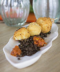 frittierte Mozarella-Bällchen mit Tomatenpesto