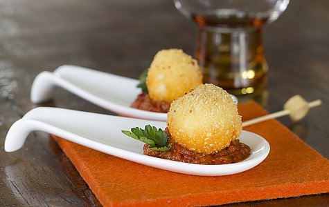 frittierte Mozarella-Bällchen mit Tomatenpesto