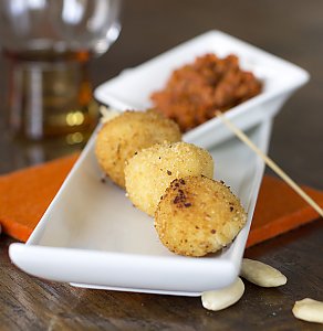 frittierte Mozarella-Bällchen mit Tomatenpesto