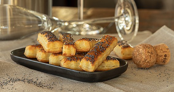 Mürbe Mini-Quarkstängel mit Mohn