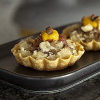 Tartelettes mit Schwarzwurzelstampf, Schwarzwurzelschalen-Espresso-Pulver und Orangenschalen-Gel