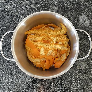 Orangenschalen-Gel: Schritt 2 = Zum Entfernen der Bitterstoffe, die Orangenschalen viermal aufkochen und jeweils abgießen.