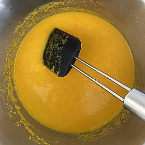 Orangenschalen-Gel: Schritt 5 = Orangenmasse in einen kleinen Topf geben, mit Agar-Agar mischen und für zwei Minuten aufkochen.