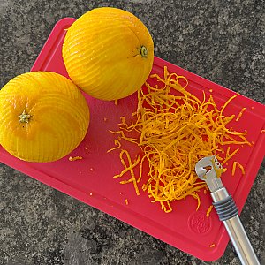 Kandierte Orangenzesten: Schritt 2 = Zesten abziehen