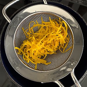 Kandierte Orangenzesten: Schritt 3 = Zesten kochen und abgießen