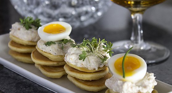 Forellencreme auf deftigen Pancakes