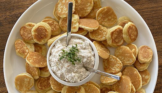 Forellencreme auf deftigen Pancakes