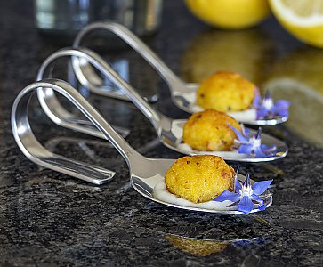 Parmesan-Rösti-Bissen mit Salzzitronen-Mayonnaise auf Gourmet-Löffeln serviert