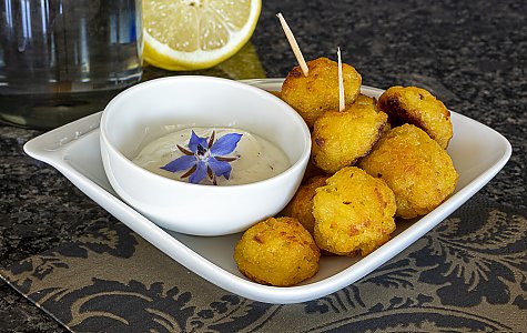 Für Eilige: Parmesan-Rösti-Bissen mit Salzzitronen-Mayonnaise einfach serviert