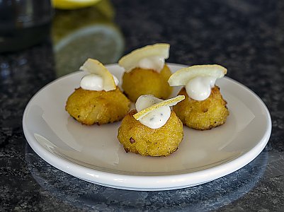 Parmesan-Rösti-Bissen mit Salzzitronen-Mayonnaise und kleinen Salz-Zitronen-Schnitzen als Deko-Element