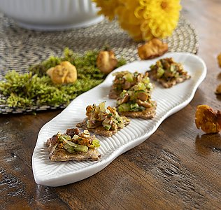 Pfifferling-Cracker mit Pfifferling-Sellerie-Ragout