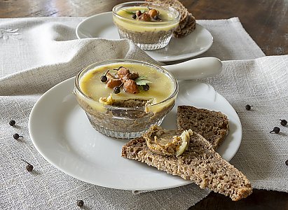 Pilz-Paté mit Pfifferlingen, Austernpilzen und Liebstöckel, serviert als Vorspeise