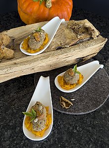 Pilz-Paté mit Pfifferlingen, Austernpilzen und Liebstöckel, serviert auf Häppchenlöffel