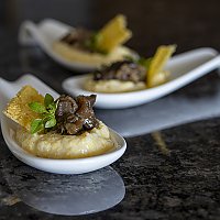 Auberginen-Tartar mit Polenta-Creme