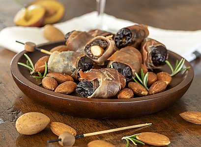 Portwein-Pflaumen mit knusprigem Serano