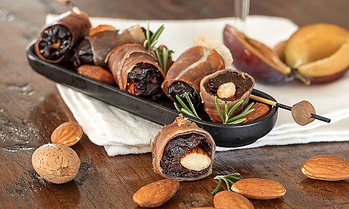 Portwein-Pflaumen mit knusprigem Serano