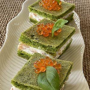 Radischenbiskuit mit Lachs und Forellenkaviar