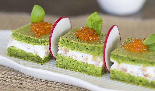 Radischenbiskuit mit Lachs und Forellenkaviar