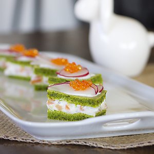 Radischenbiskuit mit Lachs und Forellenkaviar