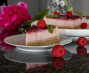 Rhabarber-Cheesecake mit Himbeerspiegel