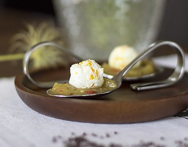 Rhabarberchutney mit Ziegenfrischkäse