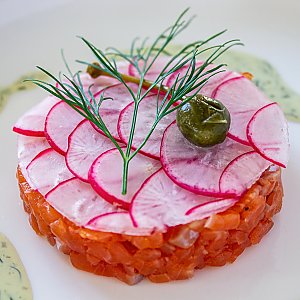 Gebeizter Saibling auf Dill-Vinaigrette als Vorspeise