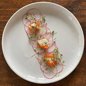 Gebeizter Saibling auf Dill-Vinaigrette als Vorspeise