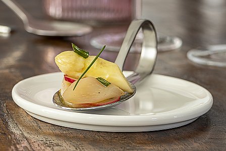 Salat aus gebratenem weißen Spargel mit Estragon und Radieschen