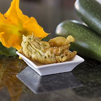 gefüllte Zucchiniblüte im Tempurateig