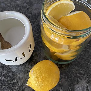 Schritt 1: Zubereitung Salzzitronen