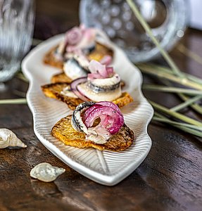 Marinierte Sardellenfilets auf dickem Kartoffelchip
